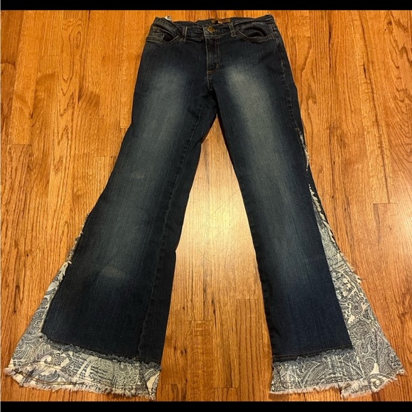 Vintage Arden B flare legs boho jeans with paisley accents - Picture 2 of 10